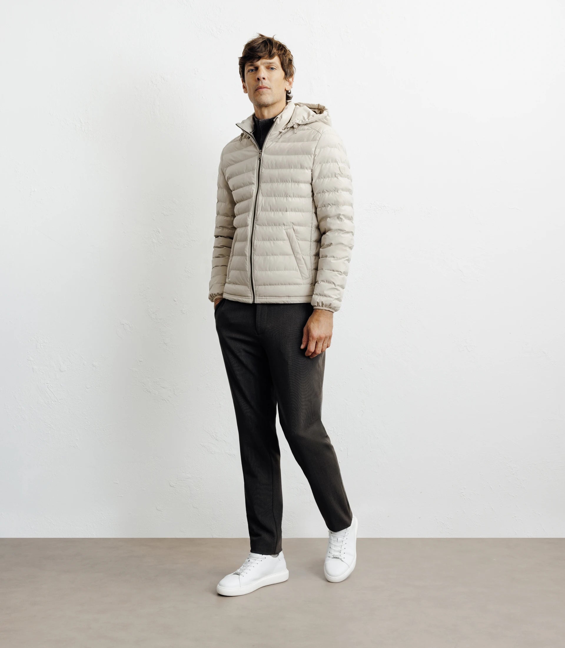 Jacke mit beige abnehmbarer Kapuze