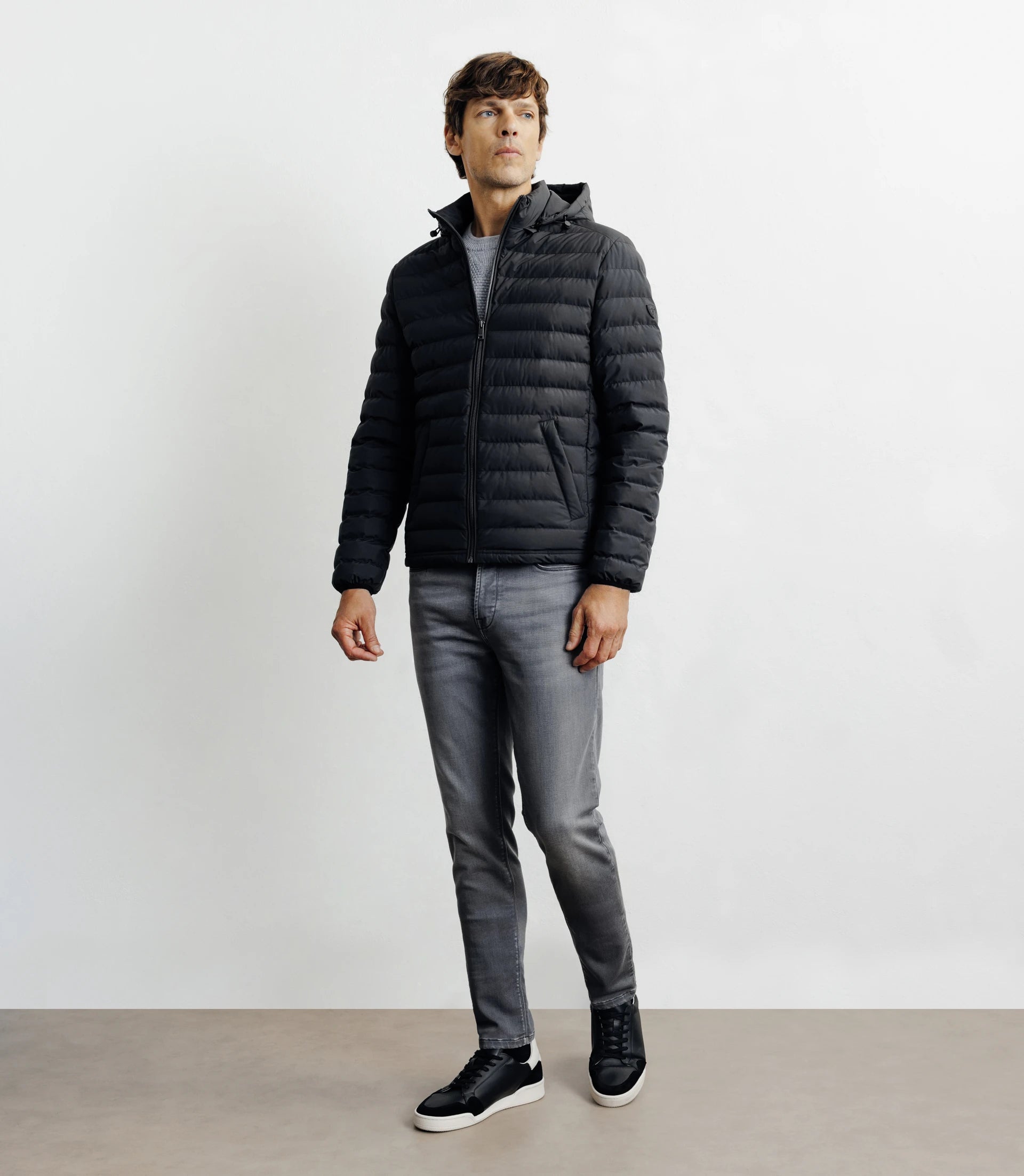 Jacke mit schwarz abnehmbarer Kapuze