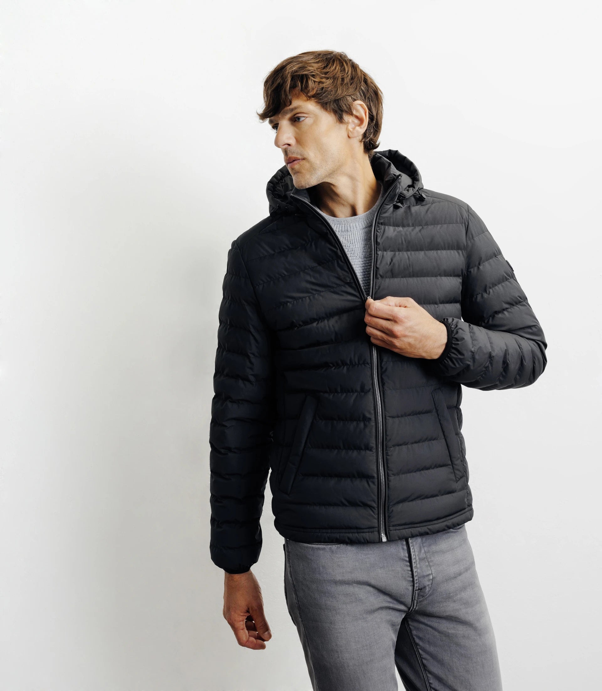 Jacke mit schwarz abnehmbarer Kapuze