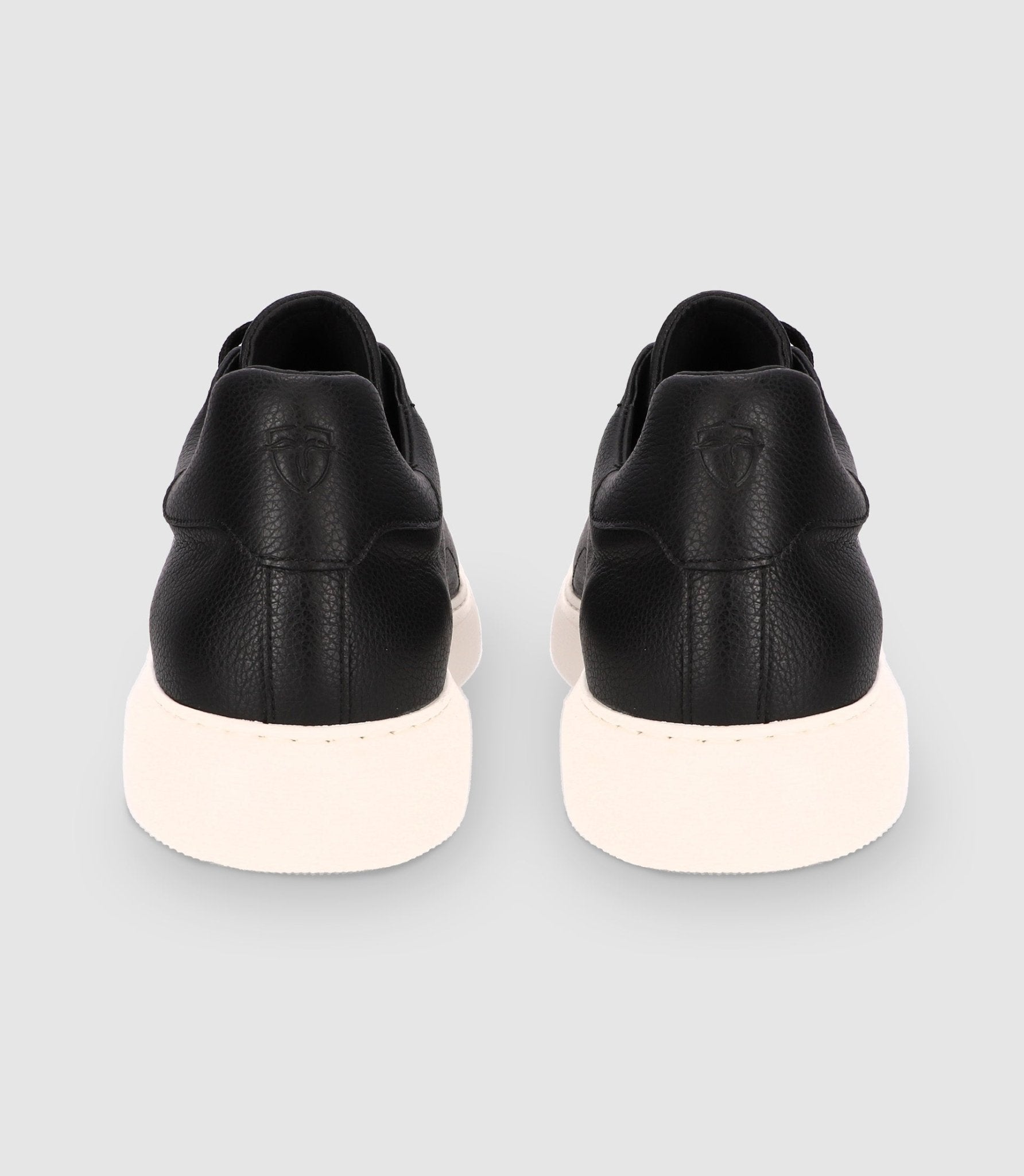 Chaussures sneakers à lacets en cuir noires - IZAC