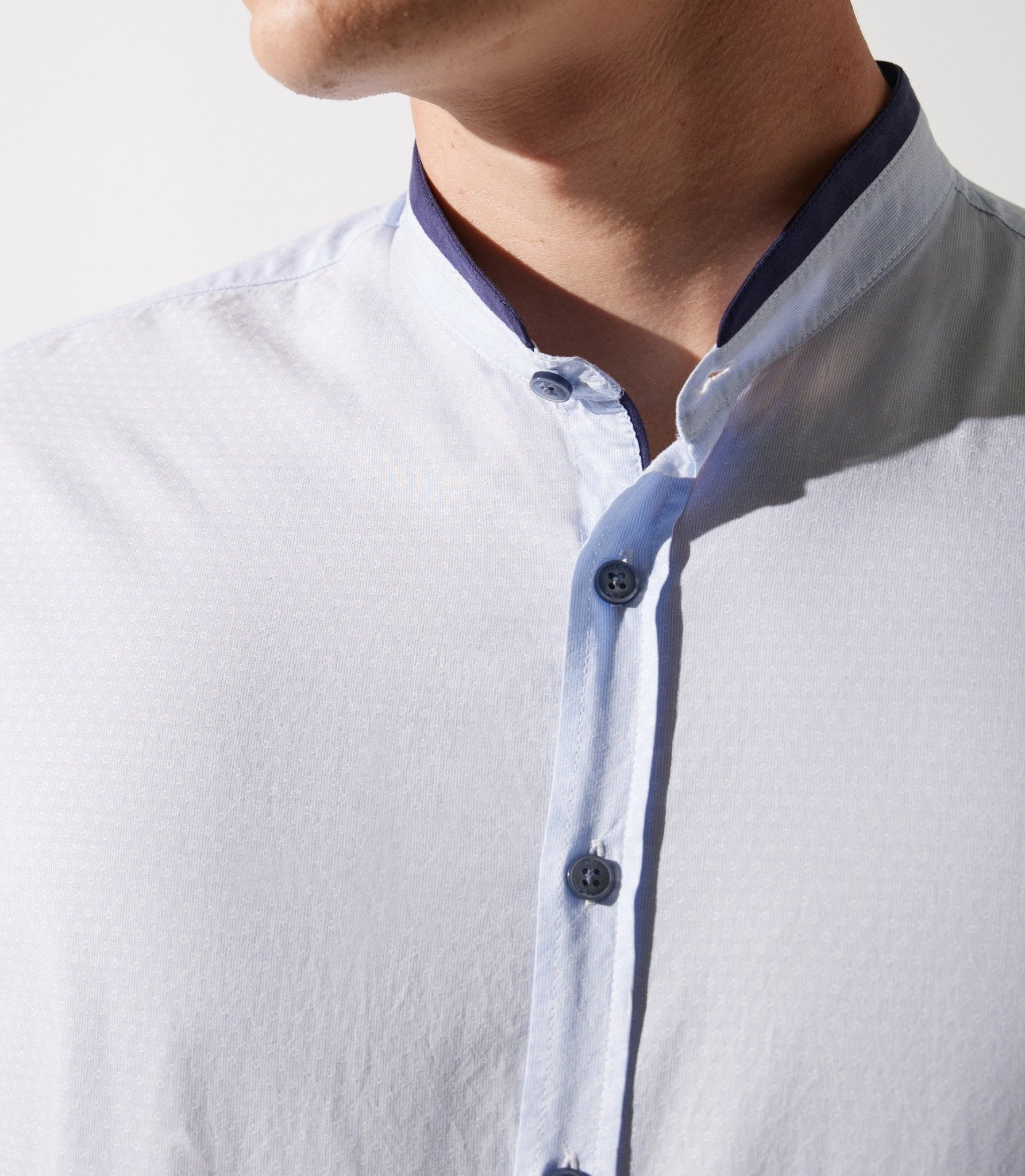 Chemise col mao à coudières bleu ciel et marine JOY - IZAC