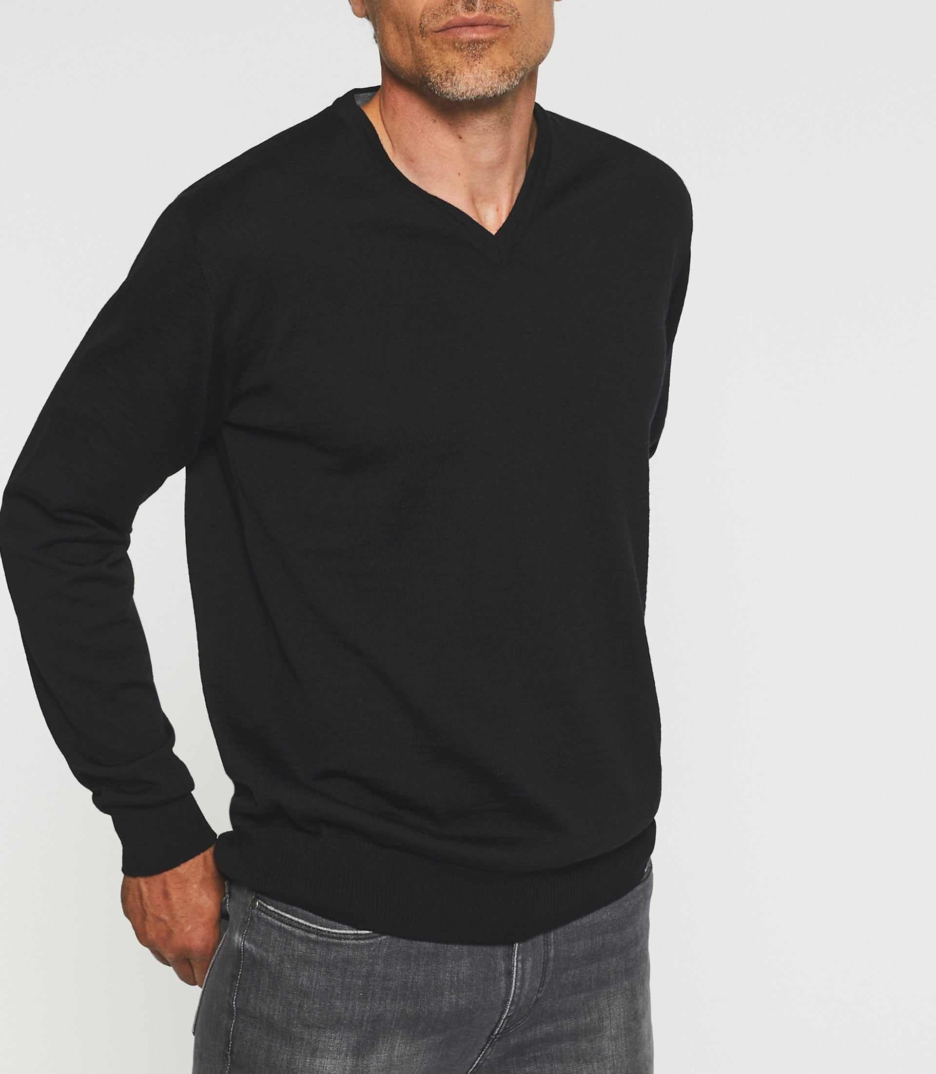 Pull col V en laine noir BASTIANO - IZAC