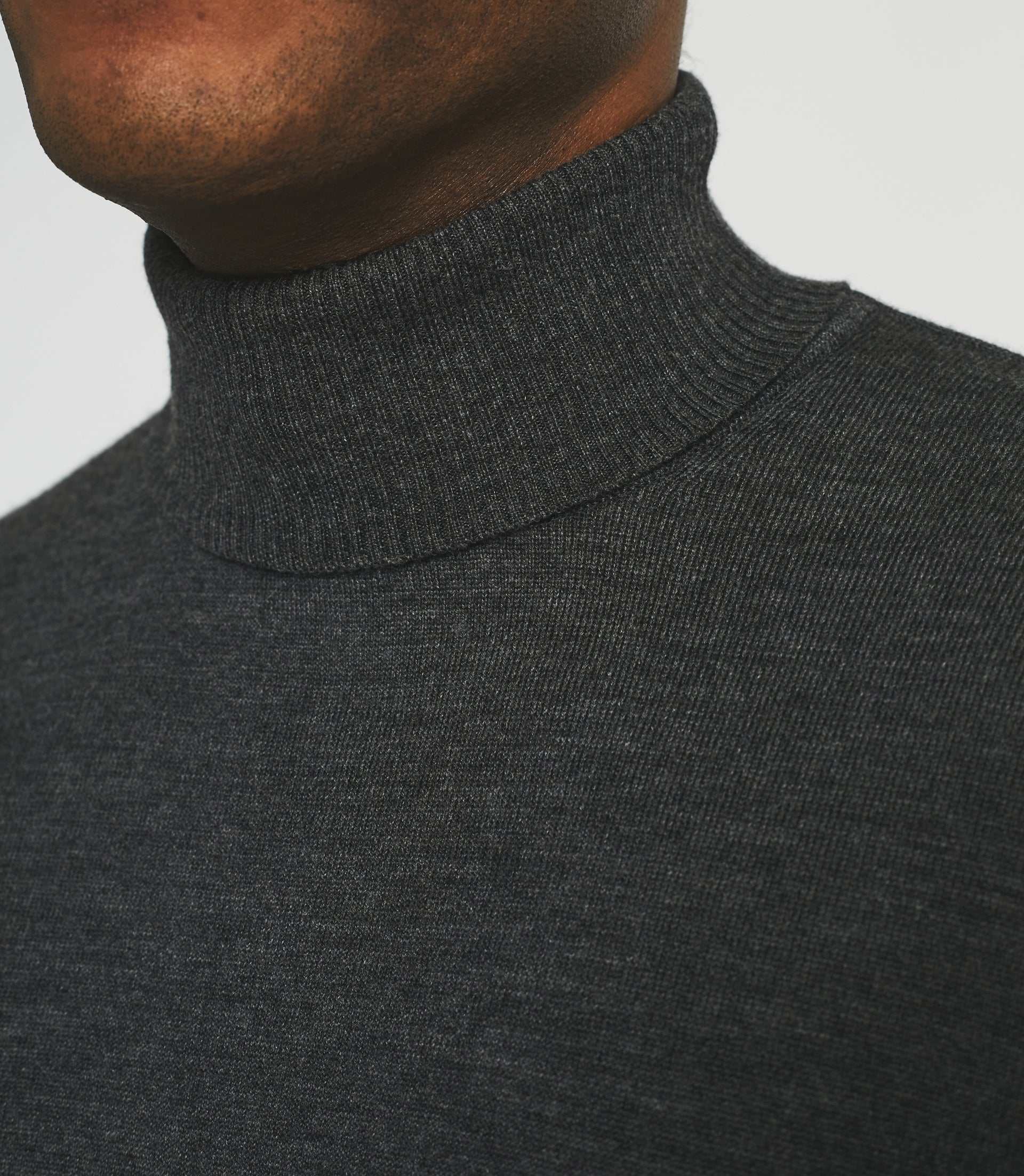 Pull col roulé en laine mérinos gris anthracite BRUNO - IZAC