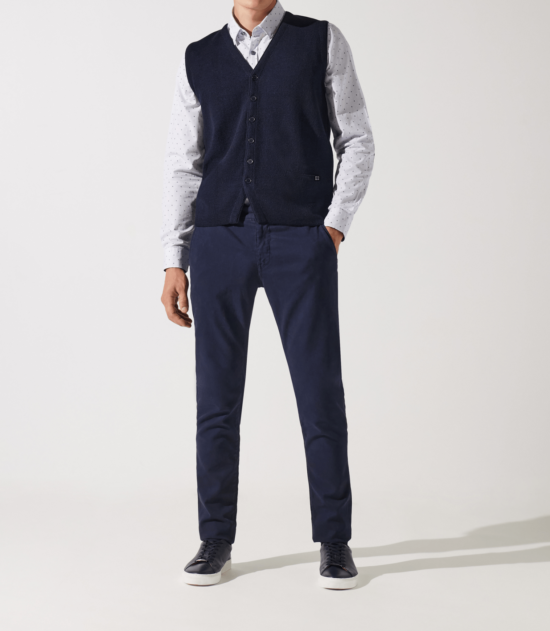 Gilet boutonné sans manches marine en mérinos - IZAC