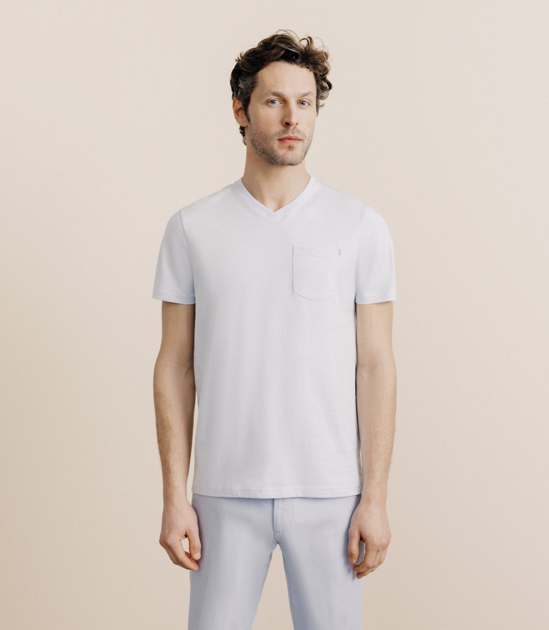 T-shirt col V avec poche bleu ciel - IZAC