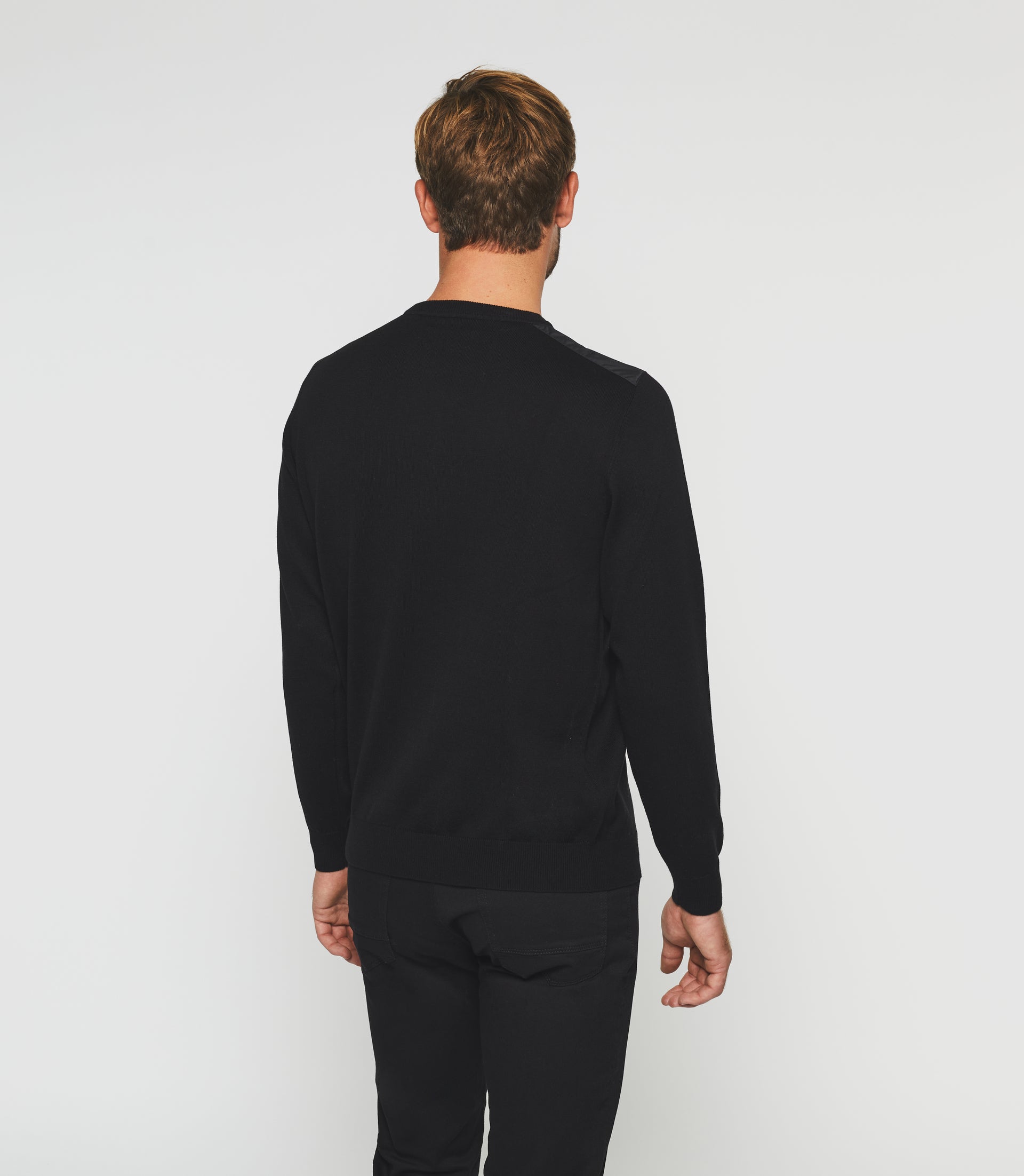 Pull col rond noir "Darius" - IZAC