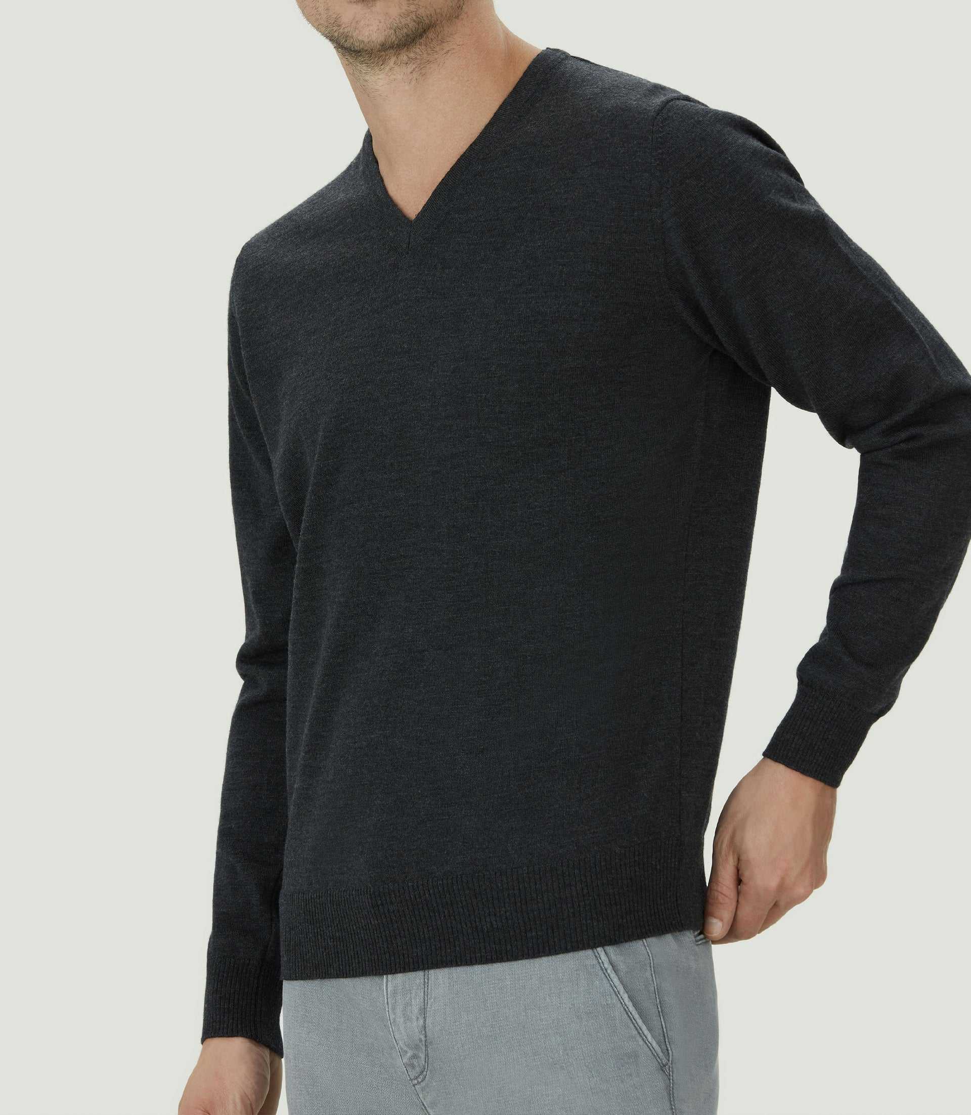 Pull col V mérinos anthracite "Ludgy" - IZAC