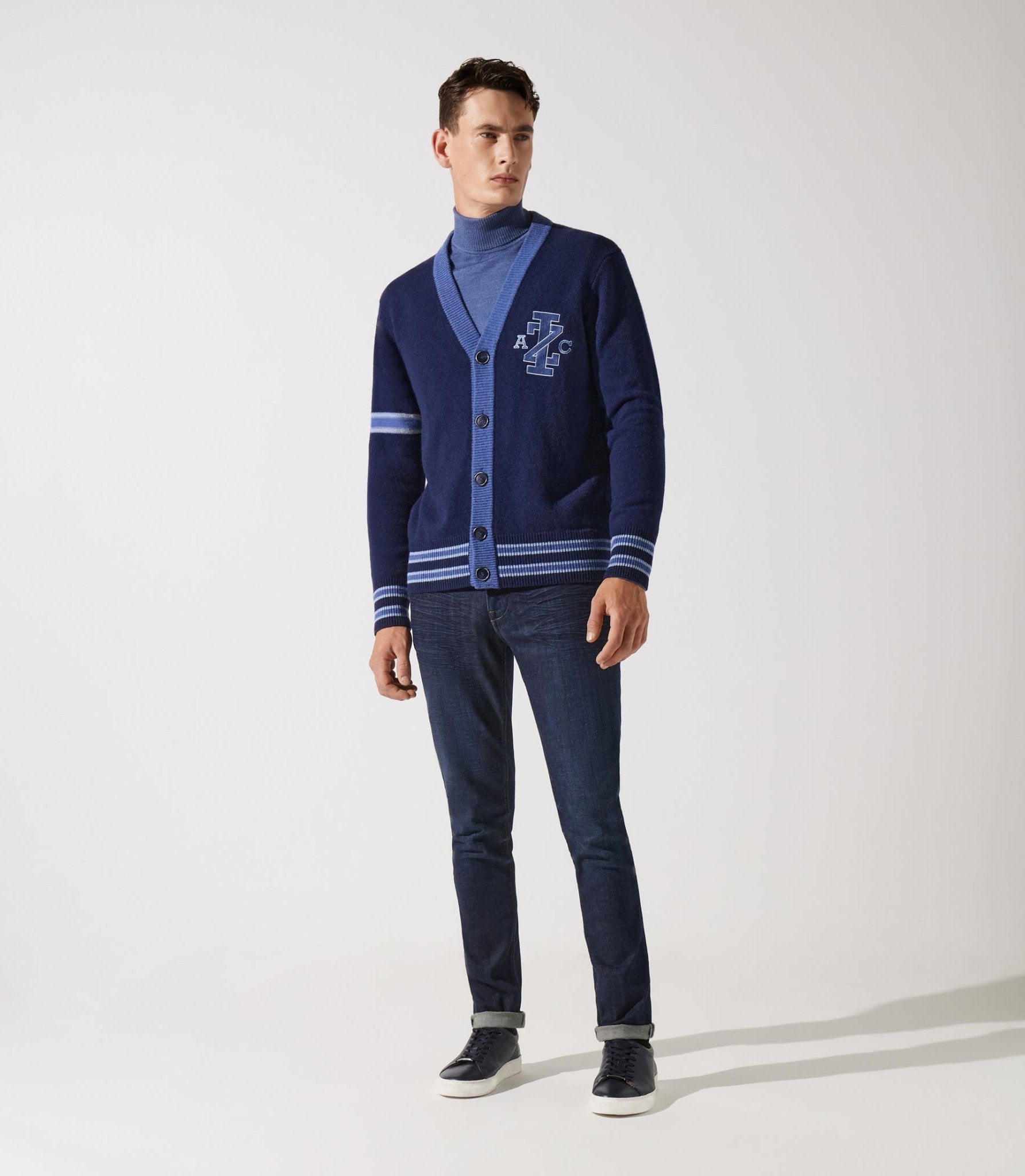 Gilet boutonné brodé bleu - IZAC