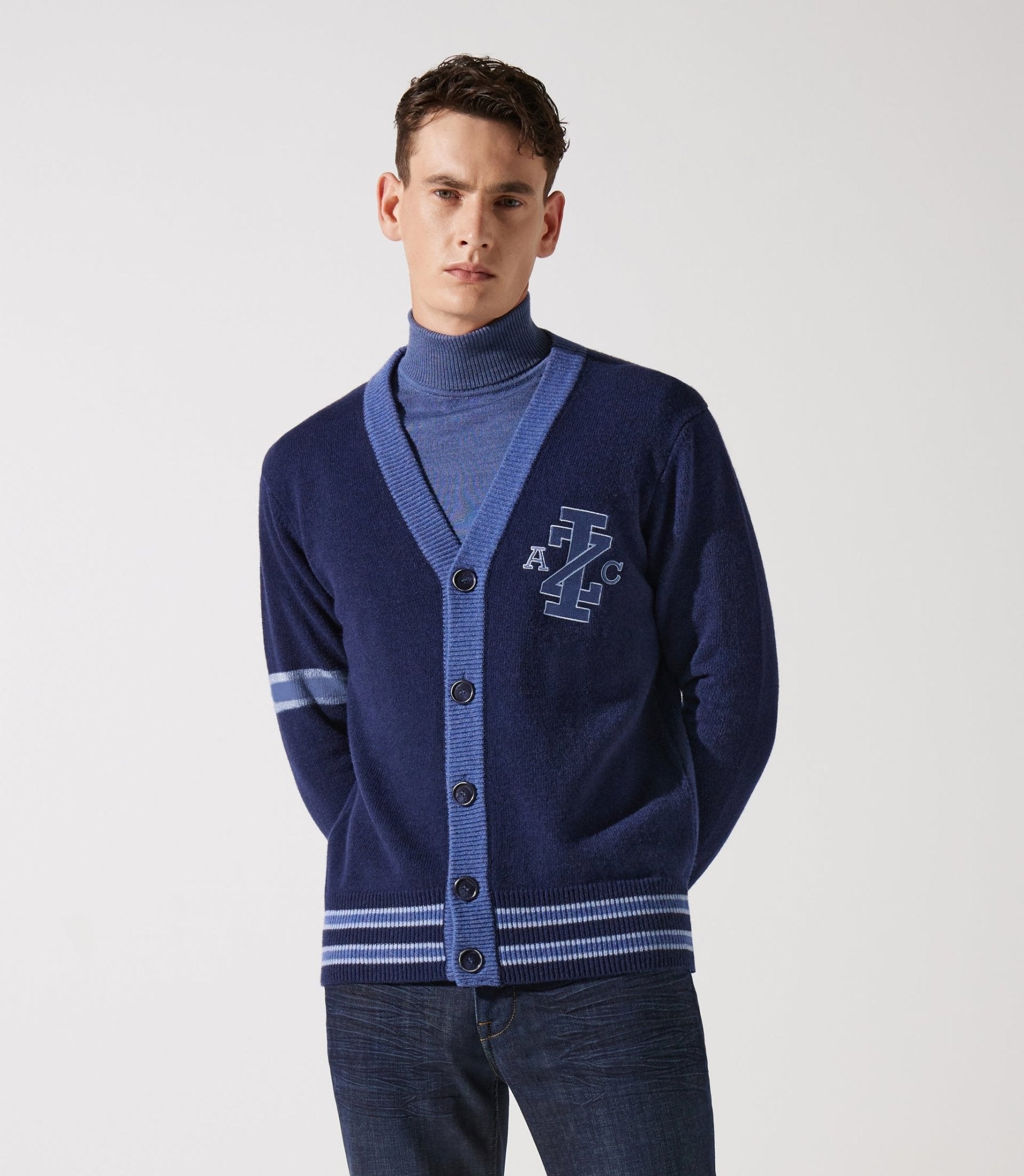 Gilet boutonné brodé bleu - IZAC