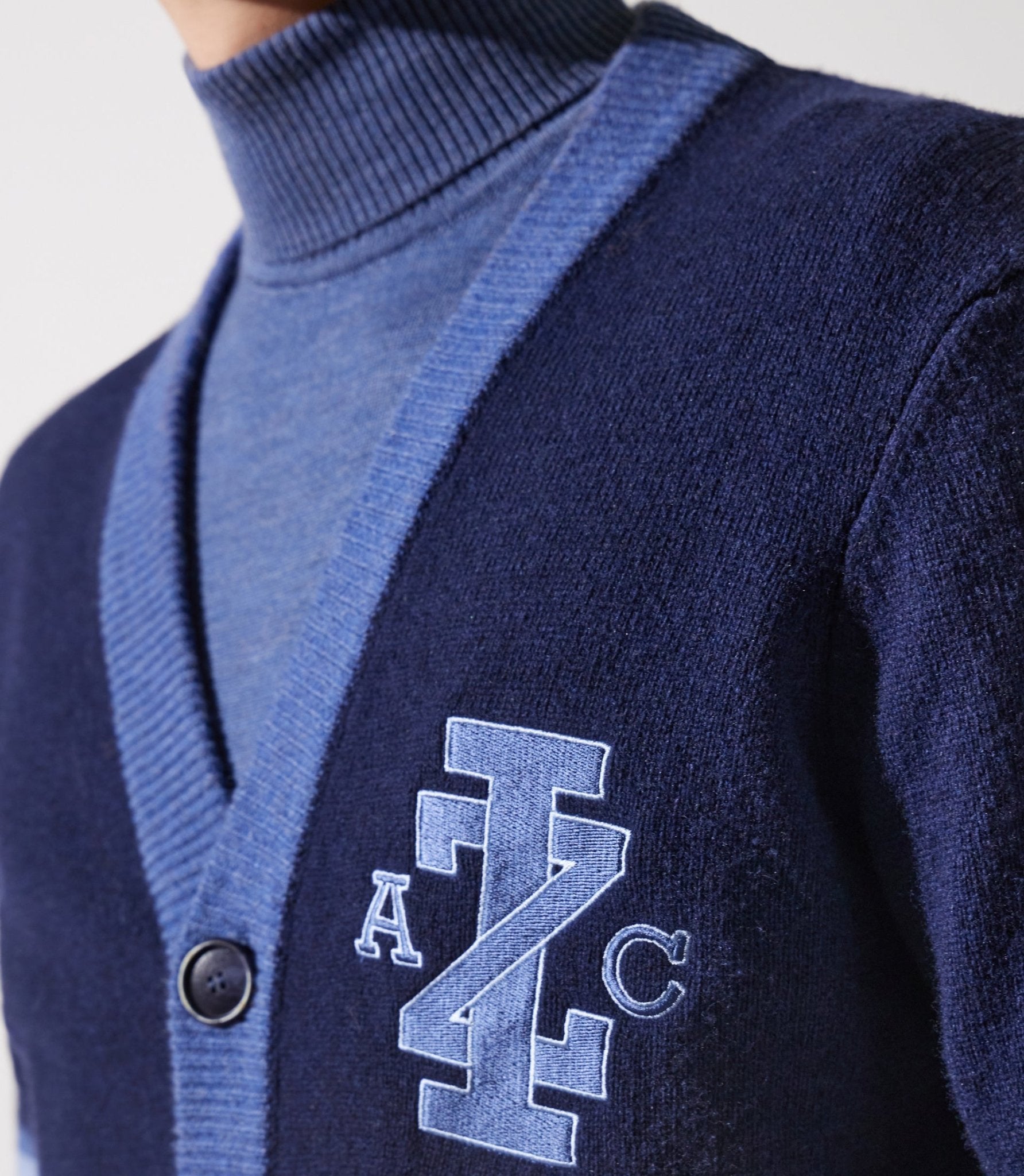 Gilet boutonné brodé bleu - IZAC