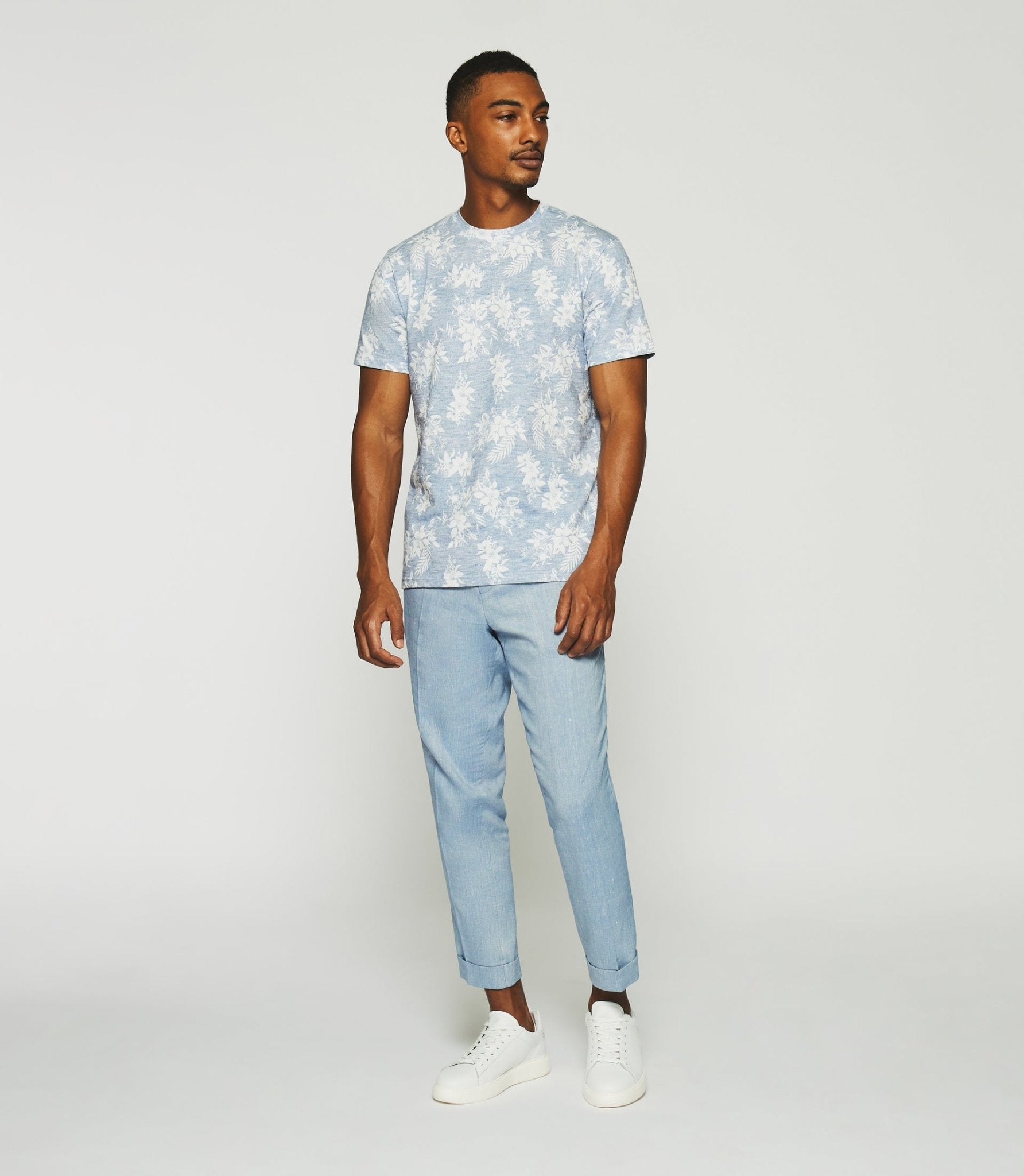 T-shirt à manches courtes à imprimé fleurs bleu et blanc GREG - IZAC